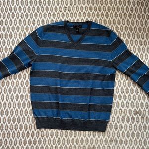 Men’s XL merino wool Banana Republic v neck sweater